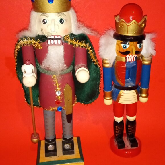 LOT OF 2 COLORFUL VINTAGE WOODEN CHRISTMAS KINGS NUTCRACKERS - Picture 3 of 13